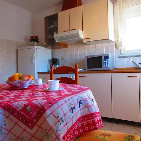Apartment House 633-3 633-4 *