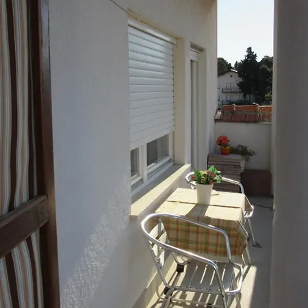 Apartment House 633-3 633-4 *