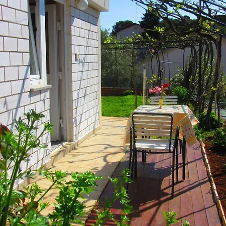 Apartment House 633-3 633-4 *